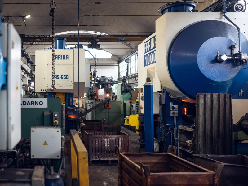 entra-in-officina-meccanica-strutturata